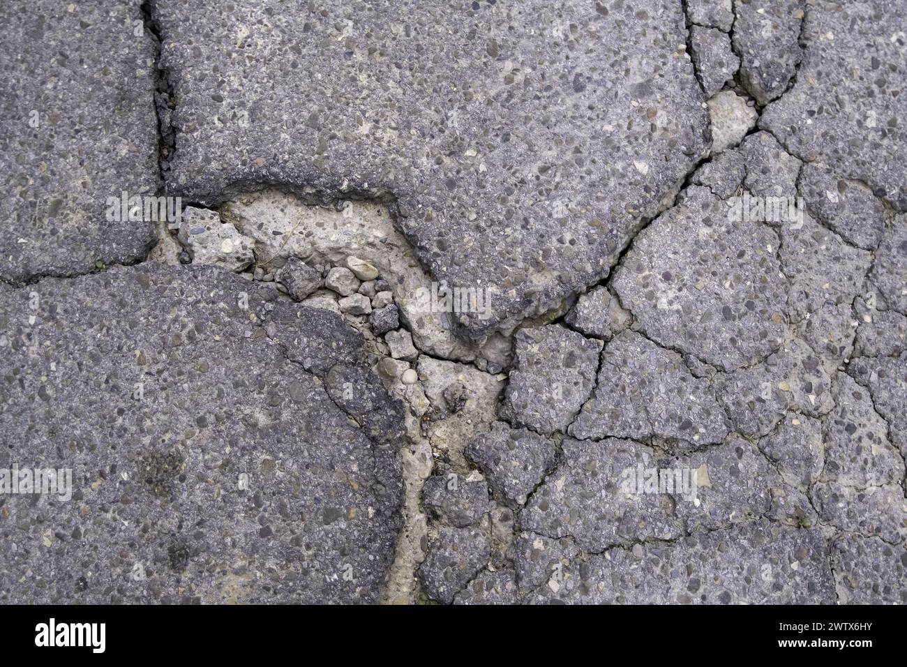 Dettaglio della strada vecchia e abbandonata nella montagna Foto Stock