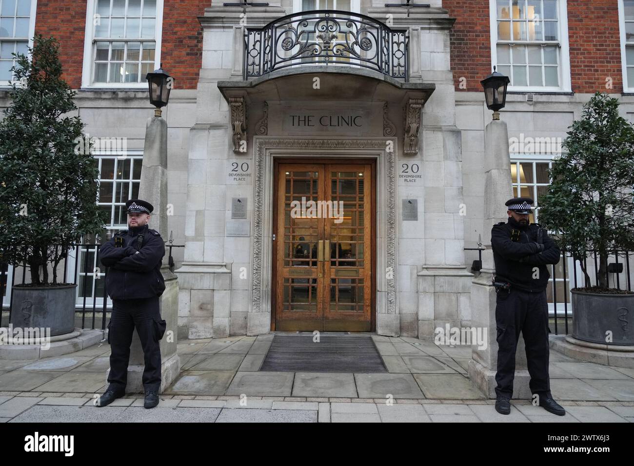 Foto del file del 17/1/2024 degli agenti di polizia fuori dalla London Clinic, nel centro di Londra, dove la Principessa del Galles si sta riprendendo dopo aver subito un intervento chirurgico addominale di successo. Secondo quanto riferito, alla London Clinic e' stata avviata un'indagine per i reclami, il personale ha cercato di accedere alle cartelle cliniche private della Principessa di Galles. Almeno un membro del personale ha cercato di accedere alle note di Kate mentre era una paziente presso l'ospedale privato nel centro di Londra a gennaio, The Mirror ha riferito. Data di pubblicazione: Mercoledì 20 marzo 2024. Foto Stock