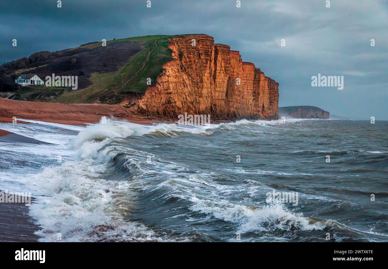 La spettacolare scogliera orientale in arenaria e la costa giurassica da West Bay sulla costa del Dorset, Inghilterra sud-occidentale, Regno Unito Foto Stock