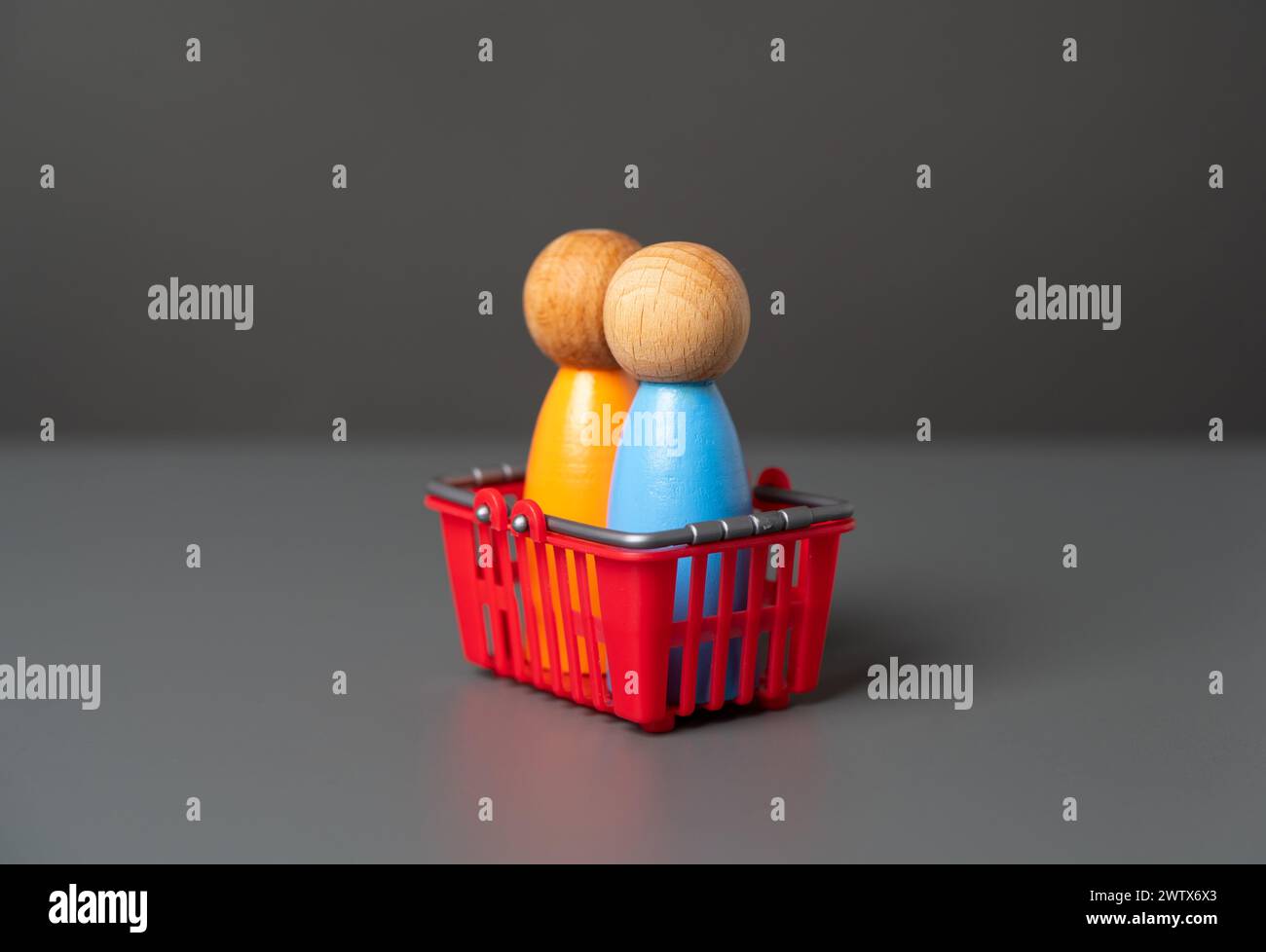 Gli acquirenti sono seduti in un cestino della spesa. Preferenze dell'acquirente. Ricerca sul mercato. Approfondisci i cuori e le menti dei consumatori. Prodotti e. Foto Stock