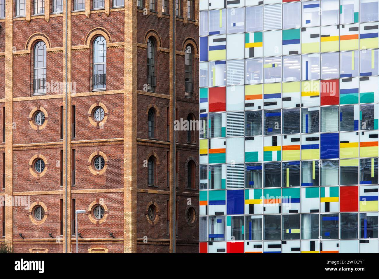 Facciate degli edifici alte Maelzerei (vecchio malto) e del grattacielo Colorium al Medienhafen (porto di Media), Duesseldorf, Germania. Fassaden der Foto Stock