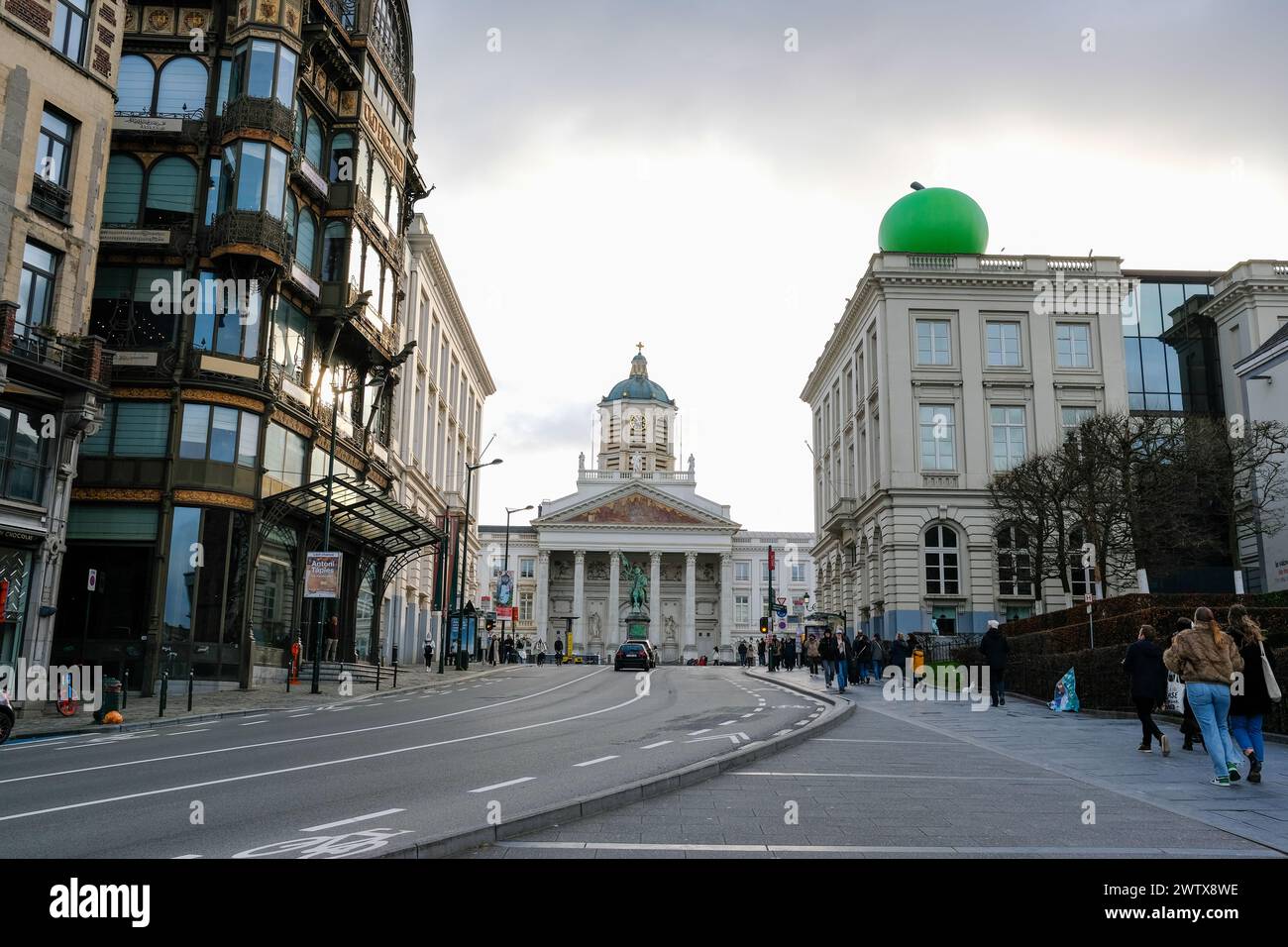 Museo Magritte di Bruxelles con la Biblioteca reale sullo sfondo Foto Stock