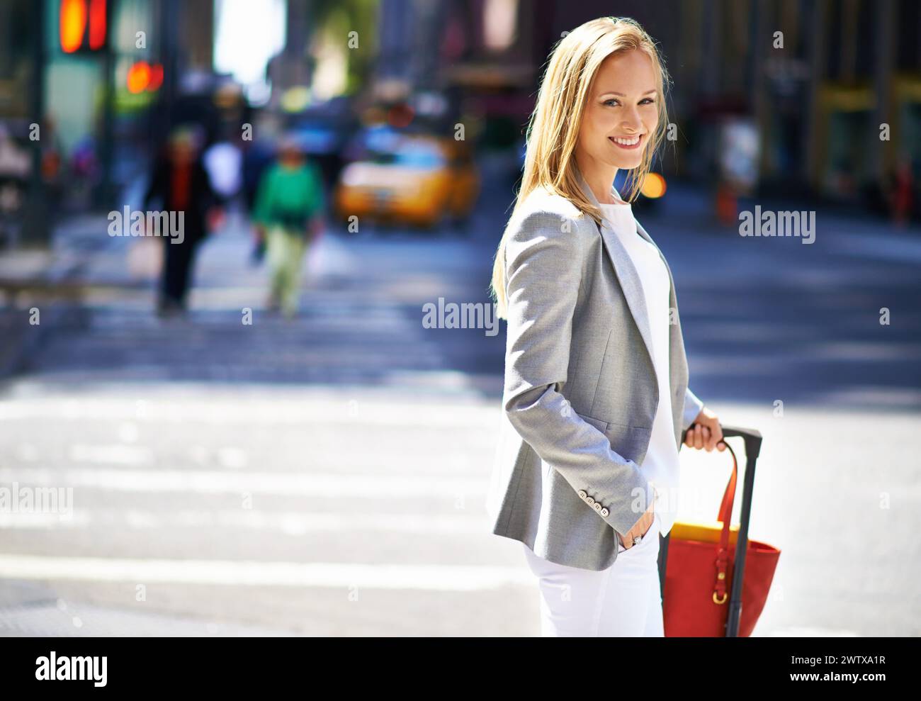 Donna, ritratti e sorrisi in città, passeggiate o spostamenti per lavoro o carriera. Designer, lavoro e New york Street per la città, l'estate e la felicità Foto Stock
