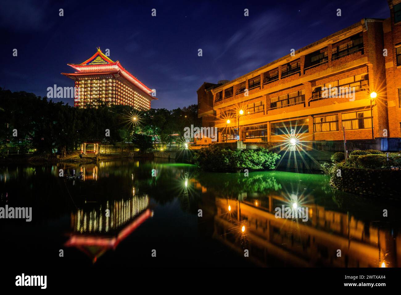 Vista notturna del Grand Hotel dal vicino centro di attività giovanili di Taipei Foto Stock