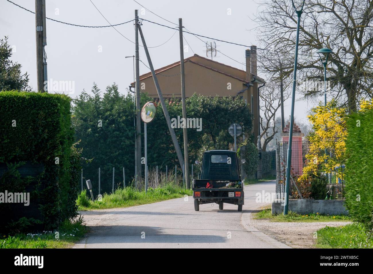 L'isola di Sant'Erasmo è famosa per la coltivazione del carciofo viola di San Erasmo. Quasi tutti i residenti viaggiano in auto Piaggio Ape. Foto Stock