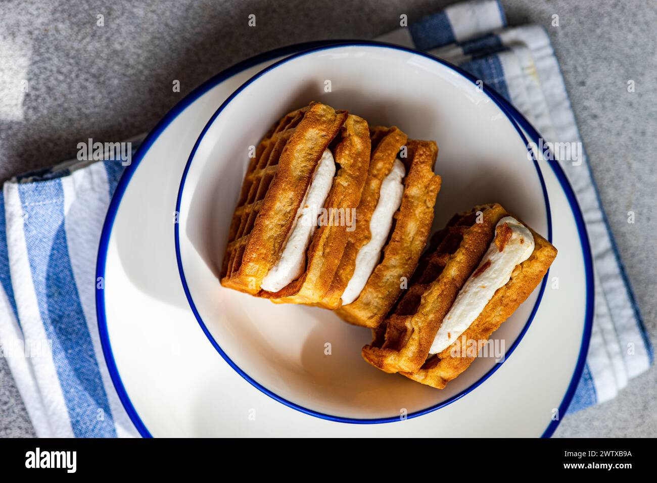 Vista dall'alto dei waffle fatti in casa ripieni di marshmallow Foto Stock