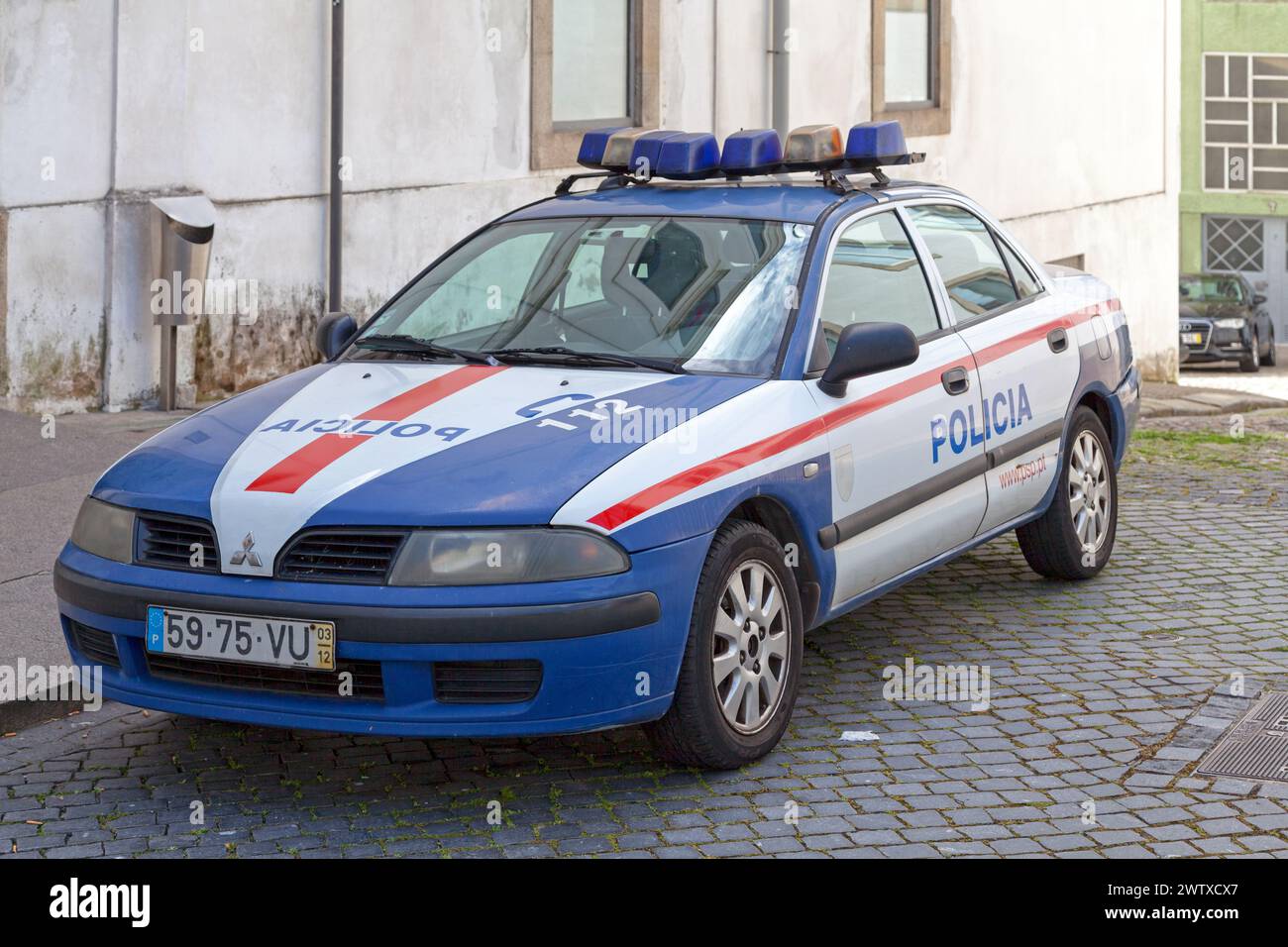 Porto, Portogallo - 3 giugno 2018: Auto della polizia parcheggiata fuori da una stazione di polizia nella città vecchia. Foto Stock