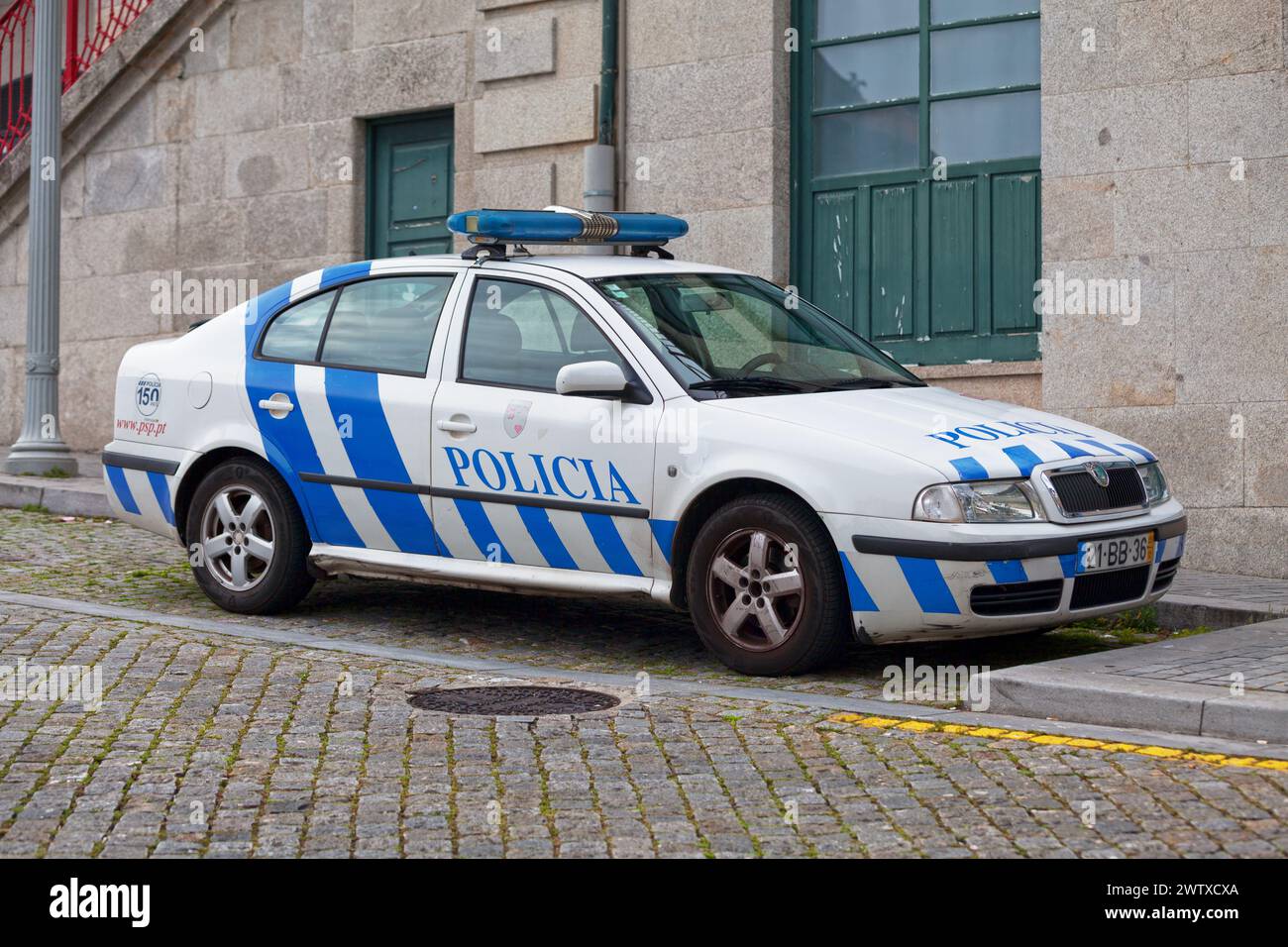Porto, Portogallo - 3 giugno 2018: Auto della polizia parcheggiata fuori da una stazione di polizia nella città vecchia. Foto Stock