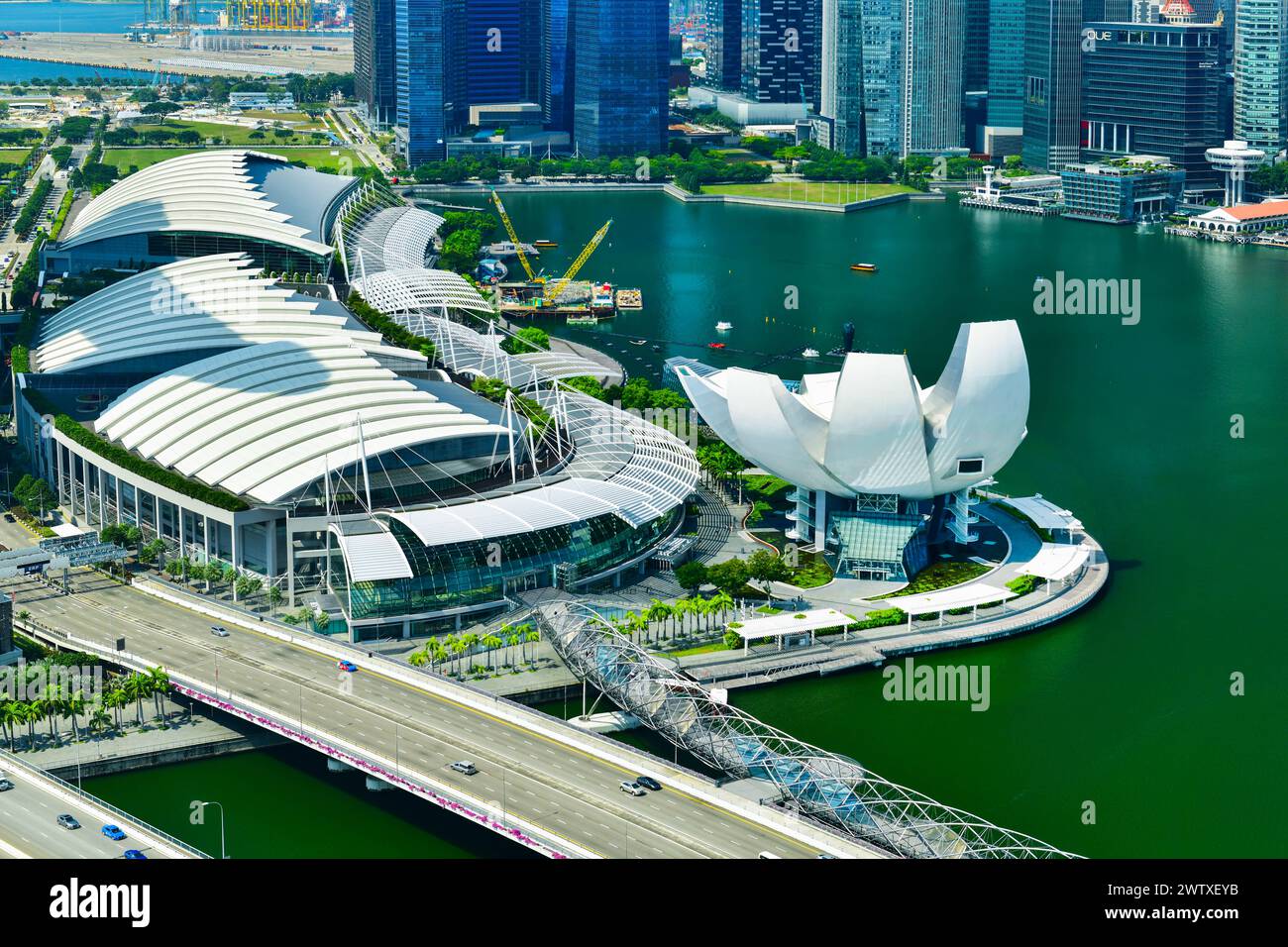 SINGAPORE-2 OTTOBRE 2018: Grattacieli del quartiere degli affari, visti attraverso Marina Bay Singapore Foto Stock