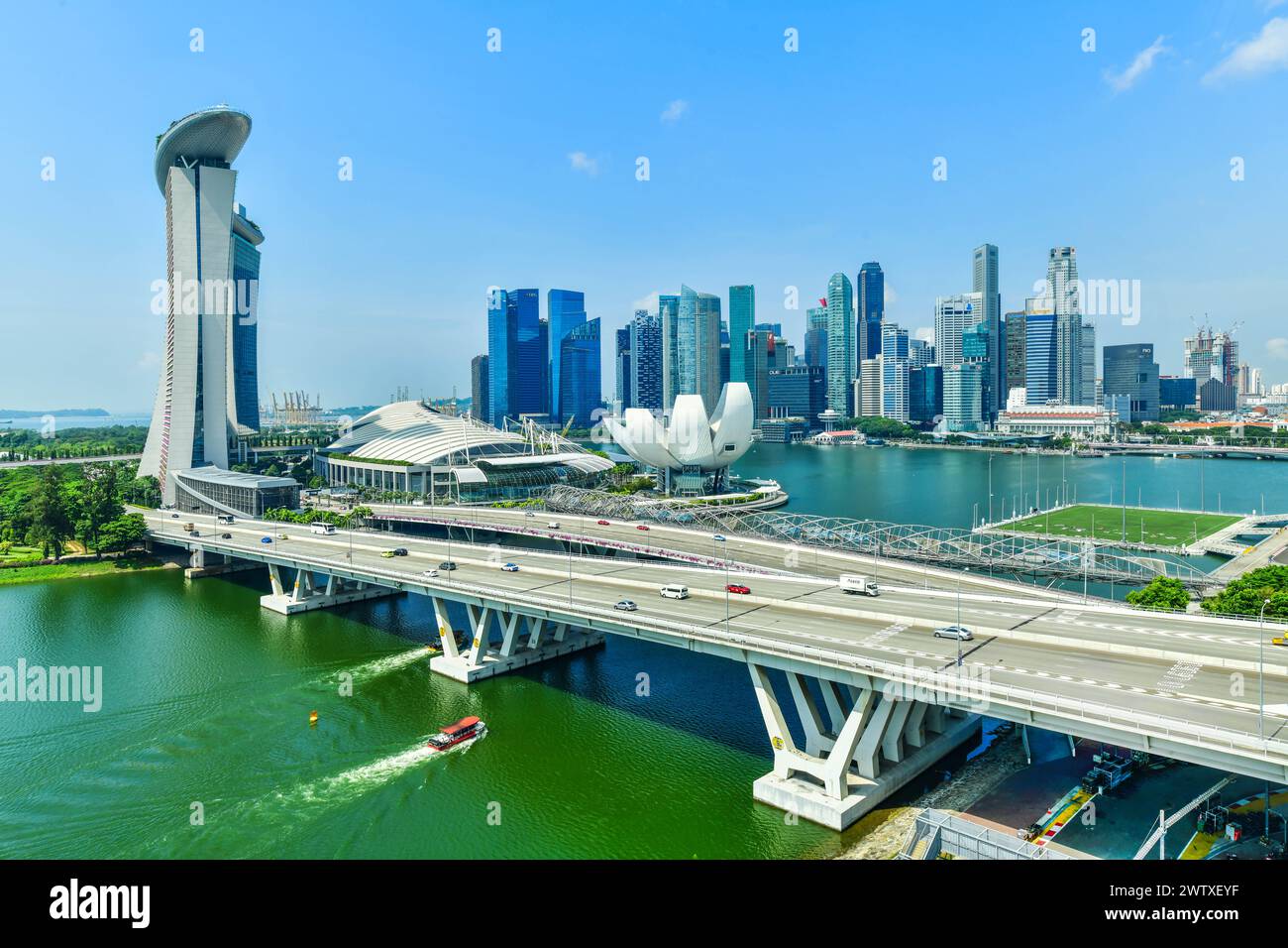 SINGAPORE-2 OTTOBRE 2018: Grattacieli del quartiere degli affari, visti attraverso Marina Bay Singapore Foto Stock