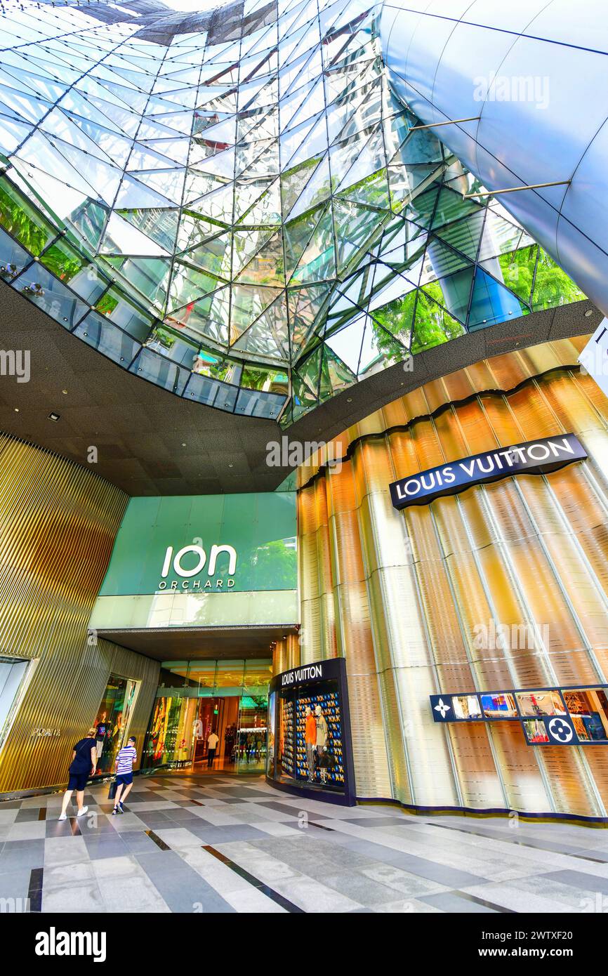 SINGAPORE - 3 OTTOBRE 2018: ION Orchard - uno dei migliori centri commerciali su Orchard Road. Nel centro commerciale sono presenti più di 300 negozi dei famosi marchi che cantano Foto Stock