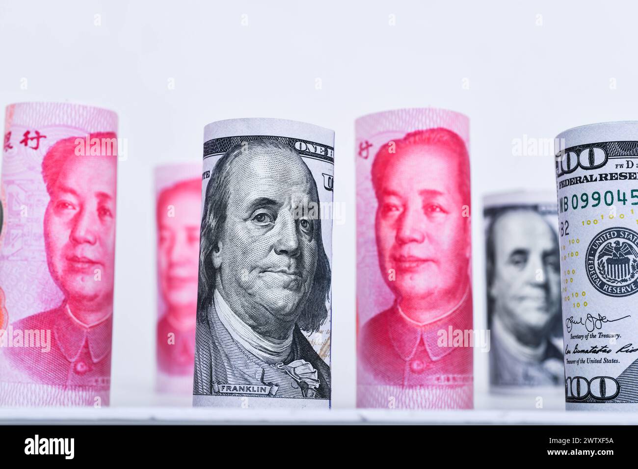 Rotola 100 dollari USA e 100 yuan cinesi renminbi. Foto Stock