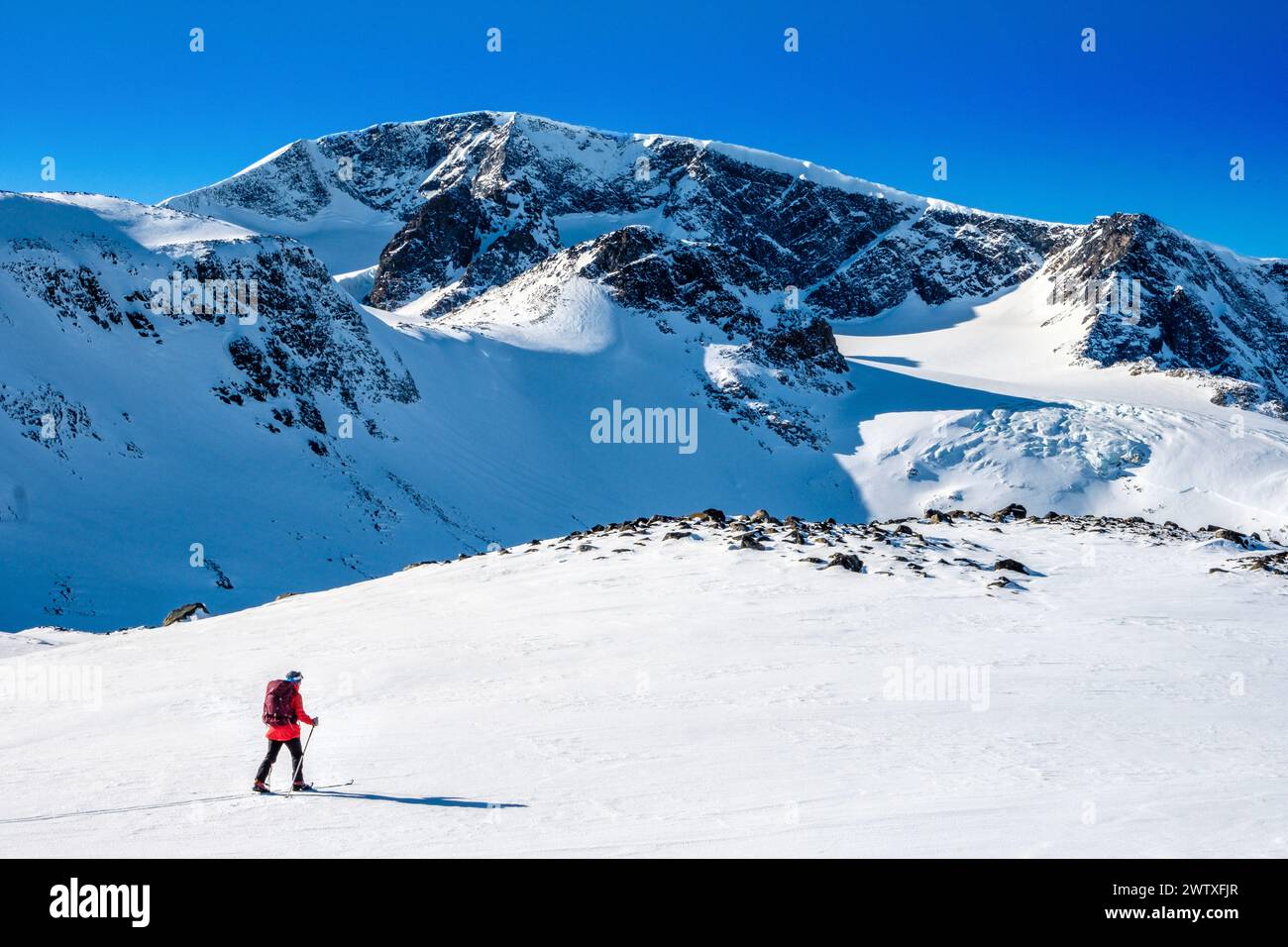 Un tour sciistico sulle montagne di Jotunheim, Norvegia Foto Stock