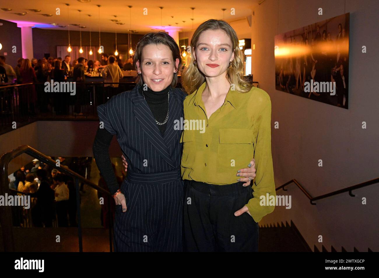 Kristin Suckow und Lara Feith bei der Premiere der Fernsehserie Kafka in der Urania Berlino. Berlino, 19.03.2024 *** Kristin Suckow e Lara Feith alla prima della serie TV Kafka all'Urania Berlin Berlin, 19 03 2024 foto:XF.xKernx/xFuturexImagex kafka 4135 Foto Stock