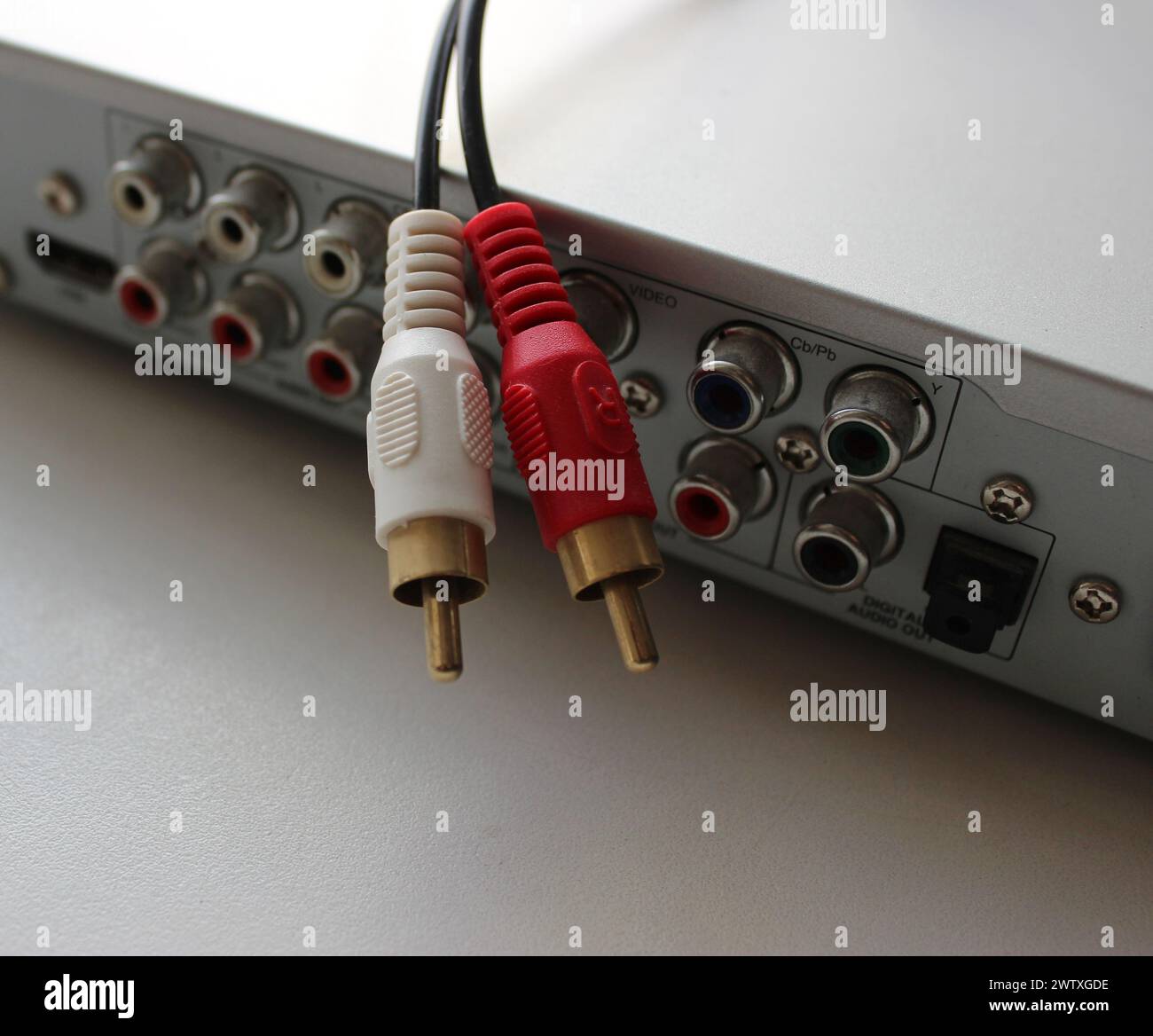 Pannello posteriore di un lettore multimediale con slot di collegamento e cavo video scollegato con spine tulipano Foto Stock