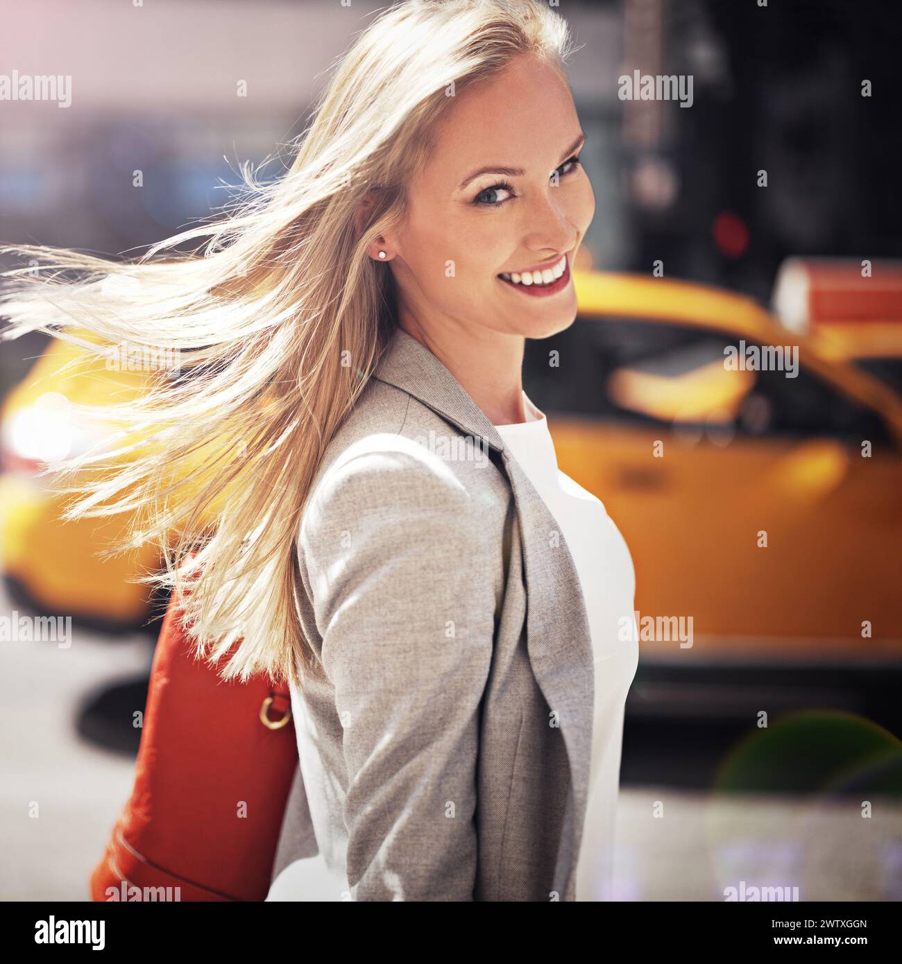 Donna, ritratti e sorrisi in città, cammina e pendolari per lavoro o carriera. Designer, lavoro e New york Street con città, estate e felicità Foto Stock