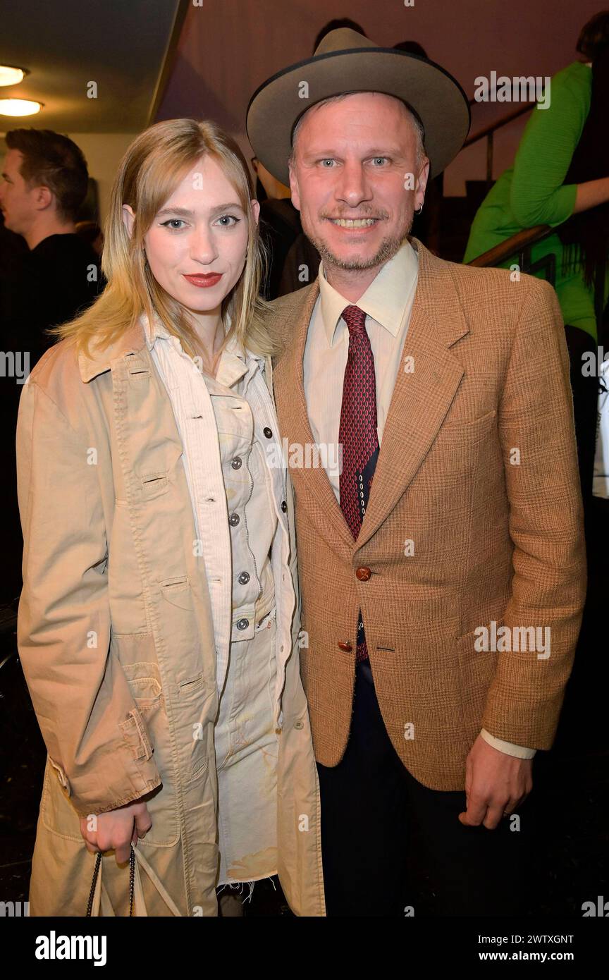 Lia von Blarer und Robert Stadlober bei der Premiere der Fernsehserie Kafka in der Urania Berlin. Berlino, 19.03.2024 *** Lia von Blarer e Robert Stadlober alla prima della serie TV Kafka all'Urania Berlin Berlin, 19 03 2024 foto:XF.xKernx/xFuturexImagex kafka 4154 Foto Stock