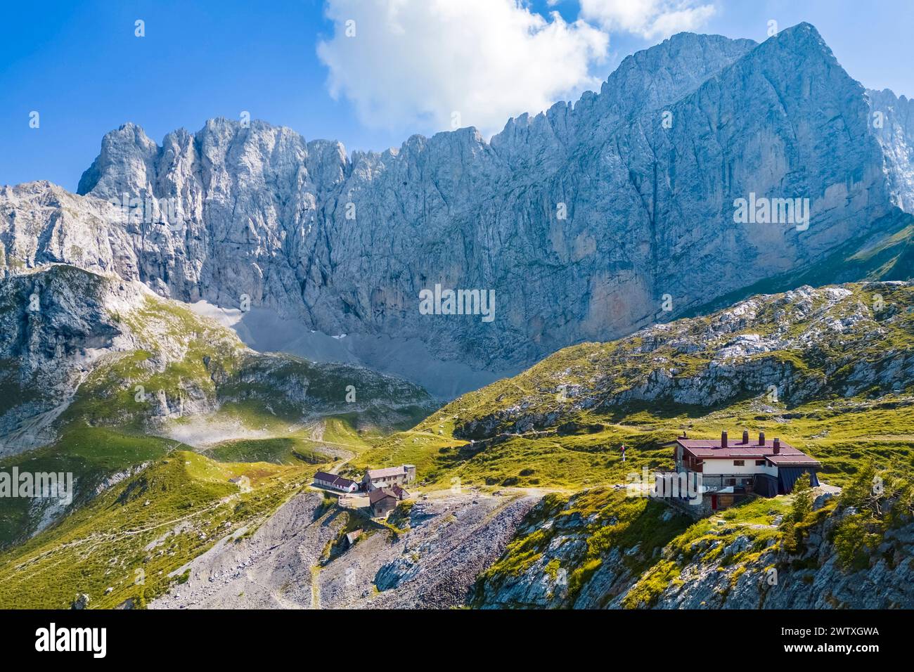 Veduta aerea del rifugio Albani e della parete nord della Presolana. Val di Scalve, Bergamo, Lombardia, Italia, Sud Europa. Foto Stock
