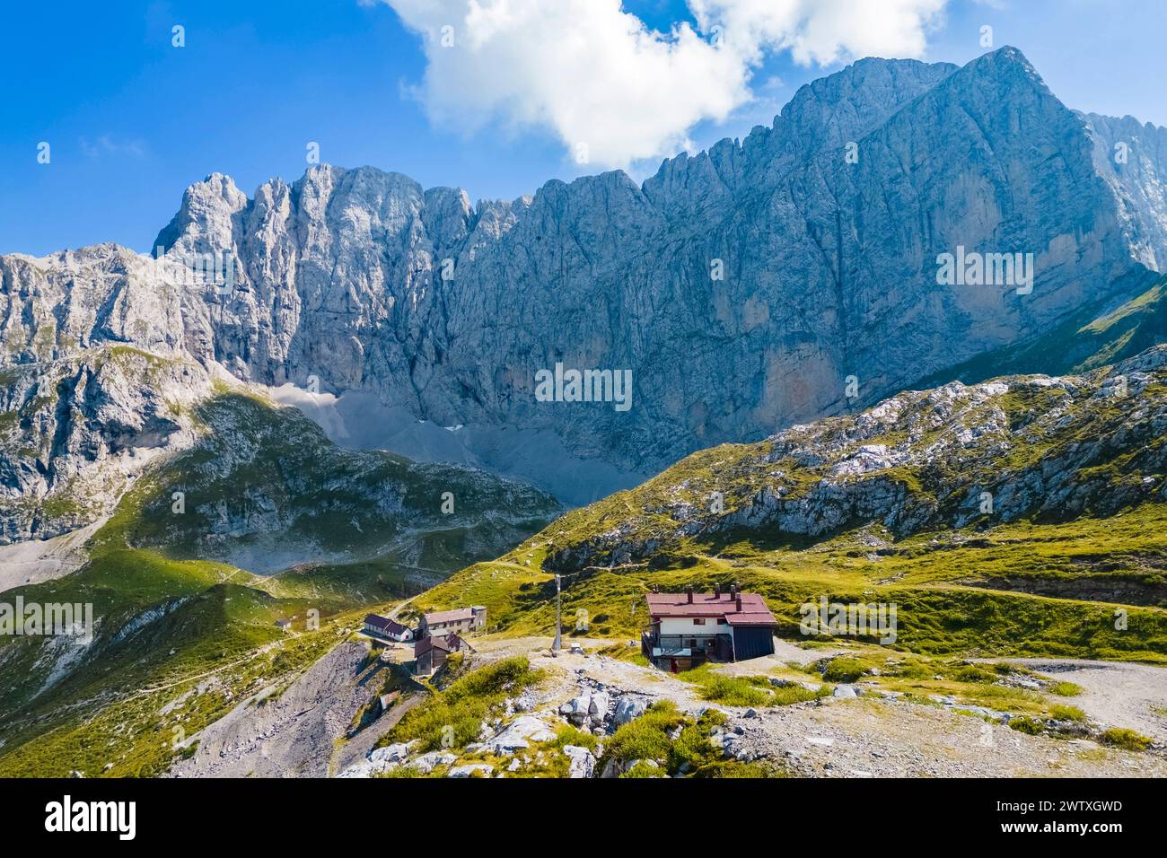 Veduta aerea del rifugio Albani e della parete nord della Presolana. Val di Scalve, Bergamo, Lombardia, Italia, Sud Europa. Foto Stock