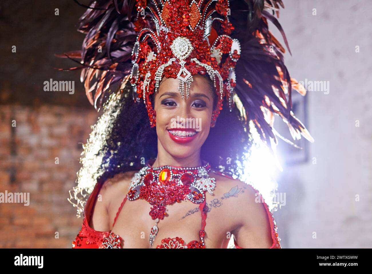 Ritratto, costume e carnevale per ballerina brasiliana, festa e festival tradizionale. Balla, sorridi o samba per uno spettacolo al Rio De Foto Stock