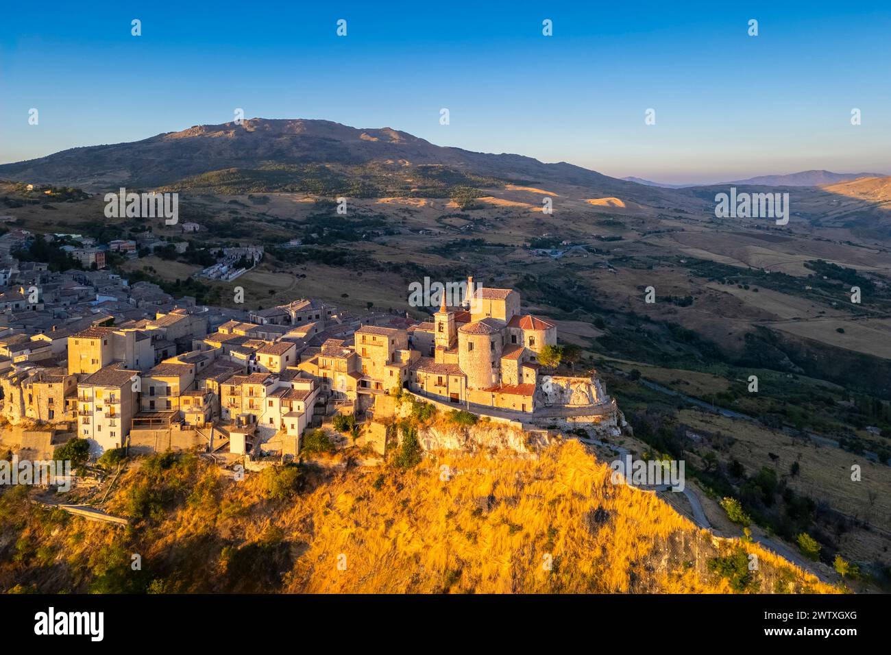 Vista aerea dell'antica città di Petralia Soprana, costruita su una scogliera, al tramonto. Distretto di Palermo, Sicilia, Italia. Foto Stock