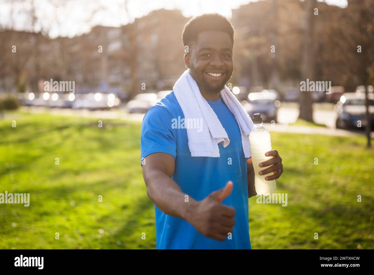 Ritratto di un giovane afroamericano pronto per il jogging. Foto Stock