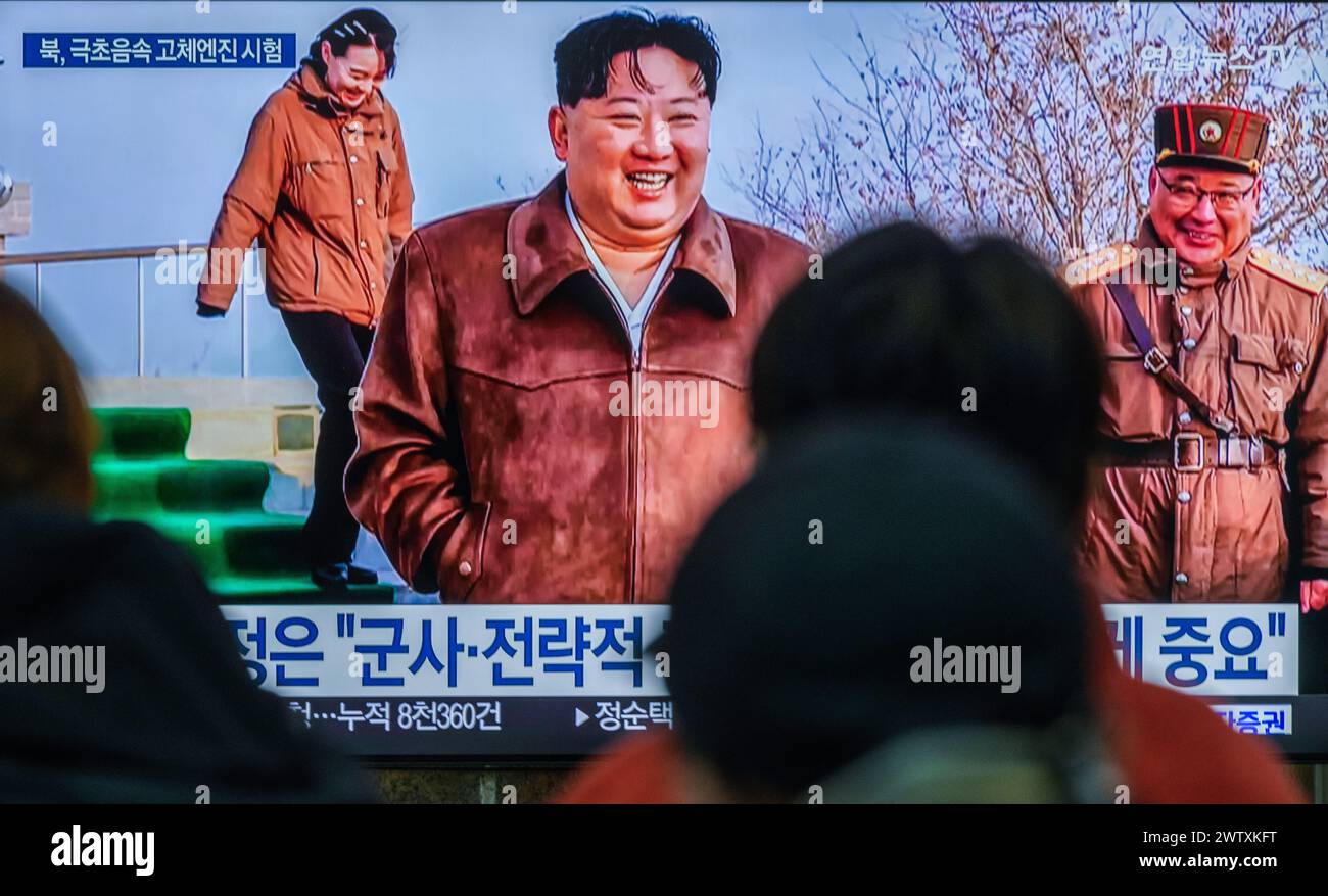 La YonhapnewsTV, aperta 24 ore su 24, mostra il leader nordcoreano Kim Jong un (C) sorridente dopo aver supervisionato un test a getto di terra di un motore a combustibile solido per un nuovo tipo di missile ipersonico intermedio da parte della Missile Administration nordcoreana presso il campo di lancio del satellite Sohae a Tongchang-ri nella Corea del Nord nordoccidentale. Il 20 marzo la Corea del Nord ha annunciato di aver condotto con successo un test del motore a combustibile solido su un nuovo tipo di missile ipersonico intermedio. "Il valore strategico militare di questo sistema d'arma è apprezzato tanto quanto l'ICBM dall'ambiente di sicurezza del nostro stato e.. Foto Stock