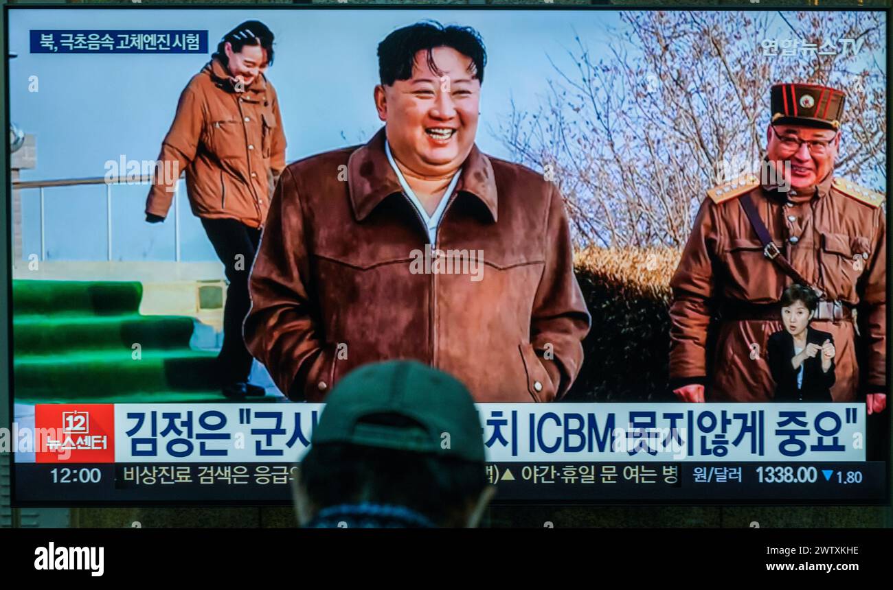 La YonhapnewsTV, aperta 24 ore su 24, mostra il leader nordcoreano Kim Jong un (C) sorridente dopo aver supervisionato un test a getto di terra di un motore a combustibile solido per un nuovo tipo di missile ipersonico intermedio da parte della Missile Administration nordcoreana presso il campo di lancio del satellite Sohae a Tongchang-ri nella Corea del Nord nordoccidentale. Il 20 marzo la Corea del Nord ha annunciato di aver condotto con successo un test del motore a combustibile solido su un nuovo tipo di missile ipersonico intermedio. "Il valore strategico militare di questo sistema d'arma è apprezzato tanto quanto l'ICBM dall'ambiente di sicurezza del nostro stato e.. Foto Stock