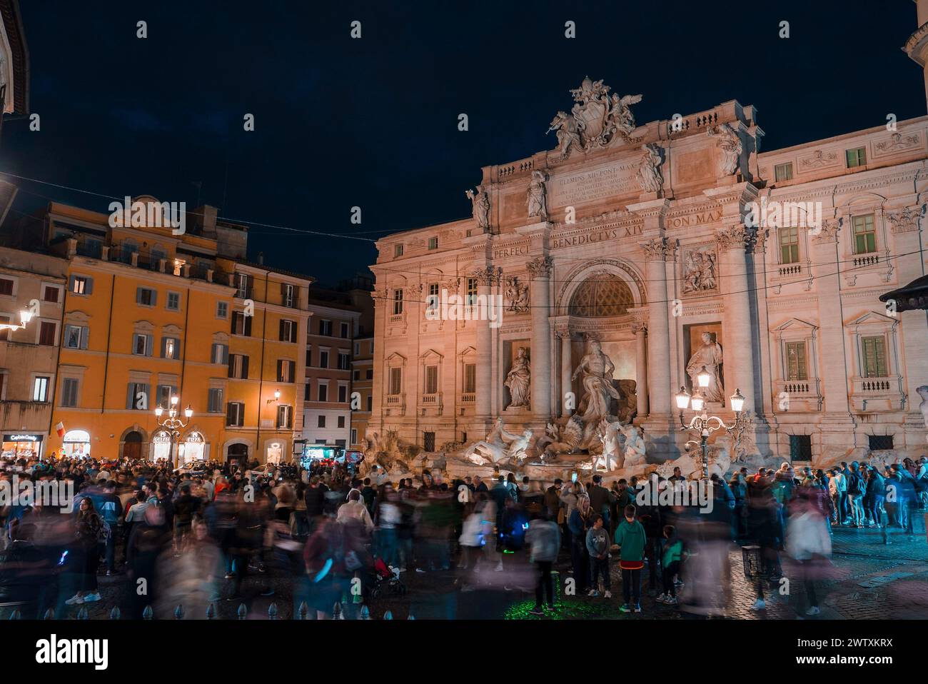 Roma, Italia. Fontana di Trevi, costruita e illuminata di notte, splendidamente decorata Foto Stock