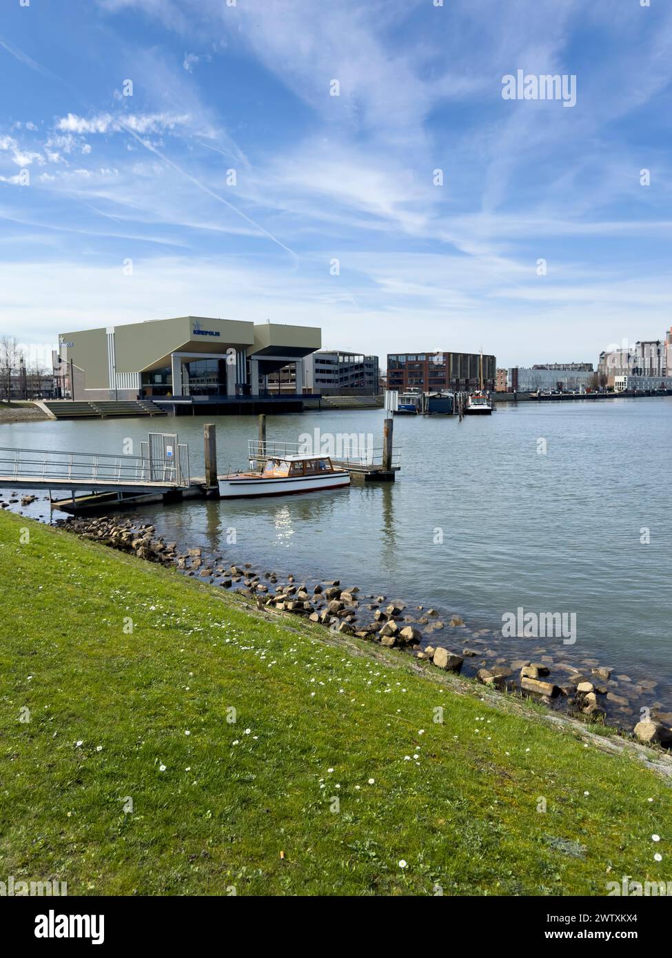 Dordrecht, Paesi Bassi - 19 marzo 2024: Splendida vista sul fiume Wantij, il cinema complesso Kinepolis sul fiume Dordrecht Foto Stock