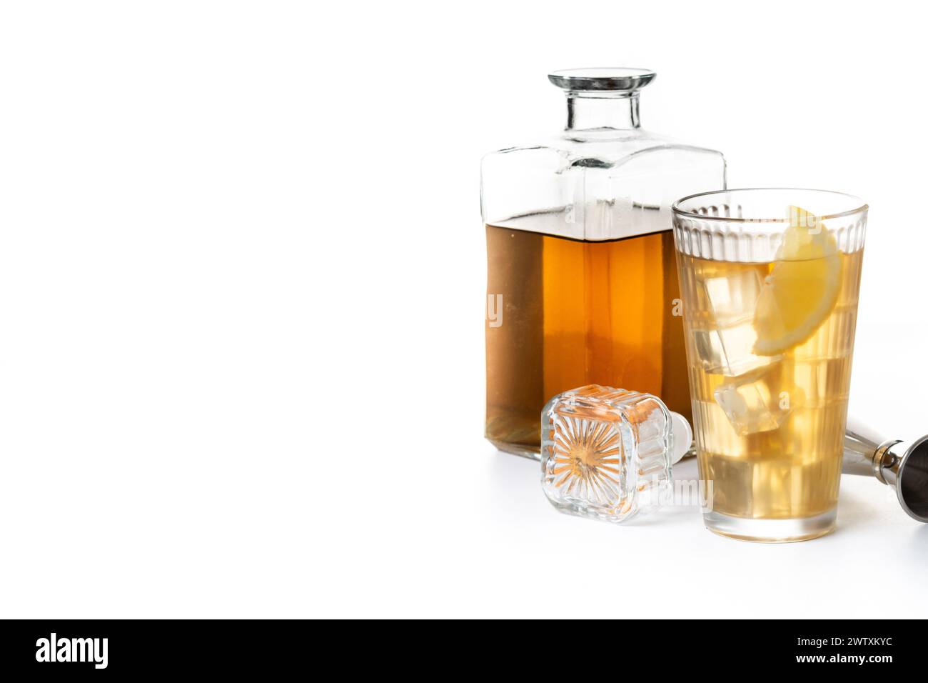Highball, Whiskey con bevanda analcolica e limone isolata su sfondo bianco Foto Stock