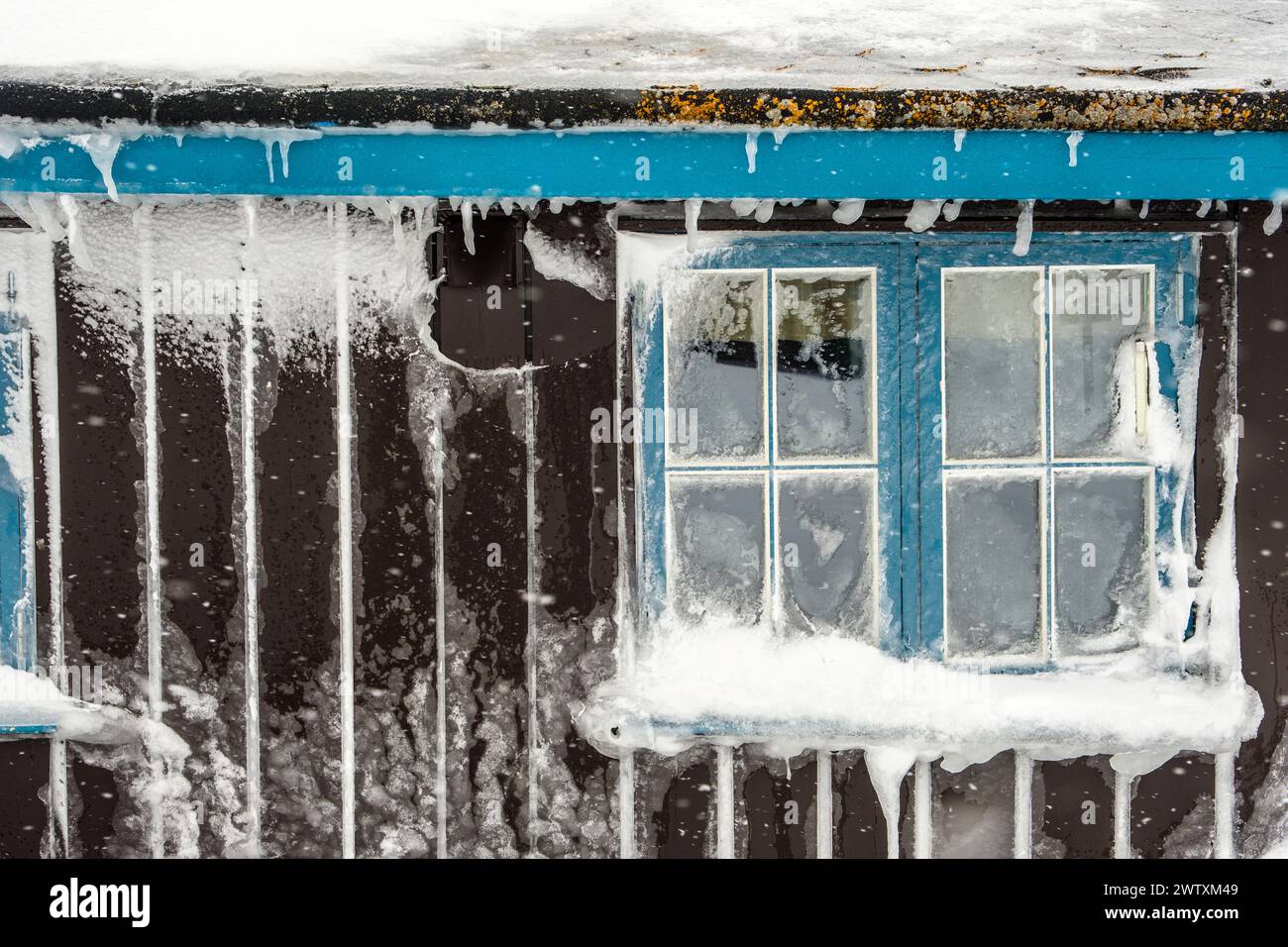 Una cabina di montagna coperta dalla neve invernale in Norvegia Foto Stock