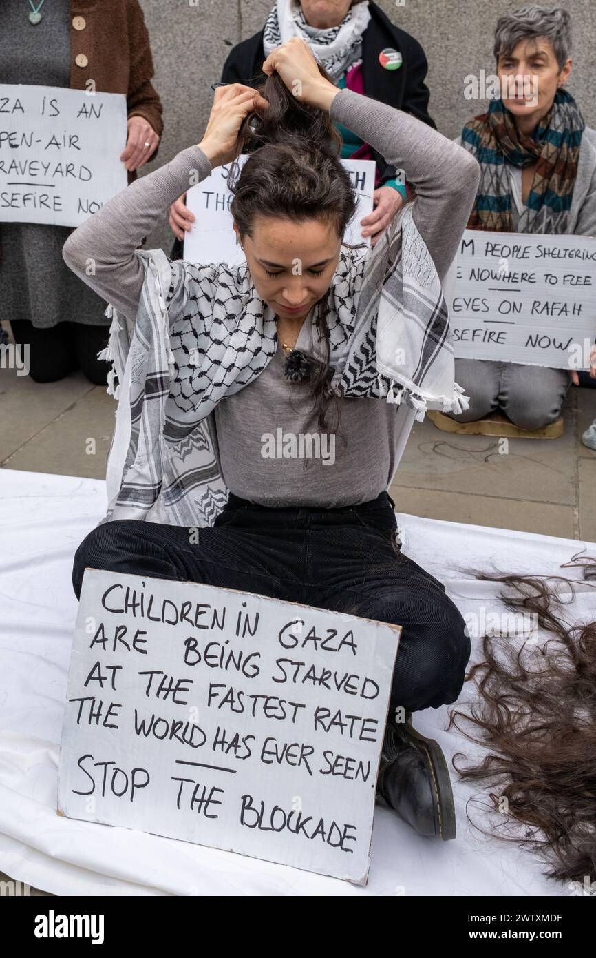 Londra, Regno Unito, 19 marzo 2024. Attivista si radono la testa fuori dalle camere del Parlamento in solidarietà con le donne di Gazza. Credito: James Willoughby Foto Stock