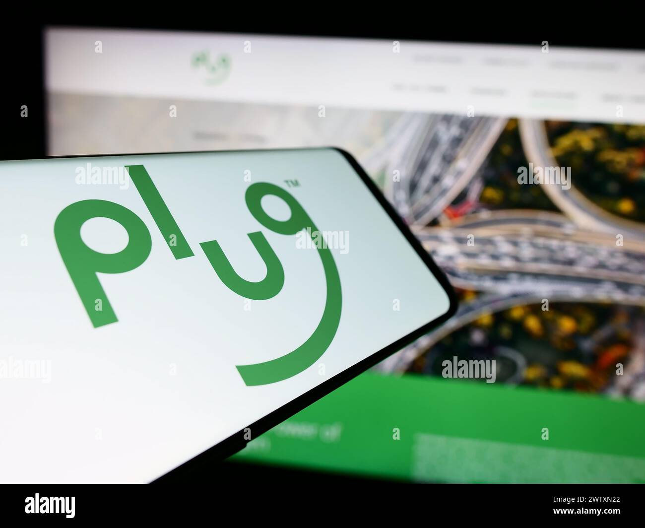 Telefono cellulare con logo della società americana di celle a combustibile a idrogeno Plug Power Inc. Di fronte al sito Web aziendale. Messa a fuoco al centro del display del telefono. Foto Stock