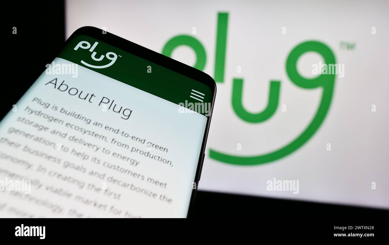 Smartphone con sito Web dell'azienda statunitense Plug Power Inc. Di fronte al logo aziendale. Mettere a fuoco in alto a sinistra sul display del telefono. Foto Stock
