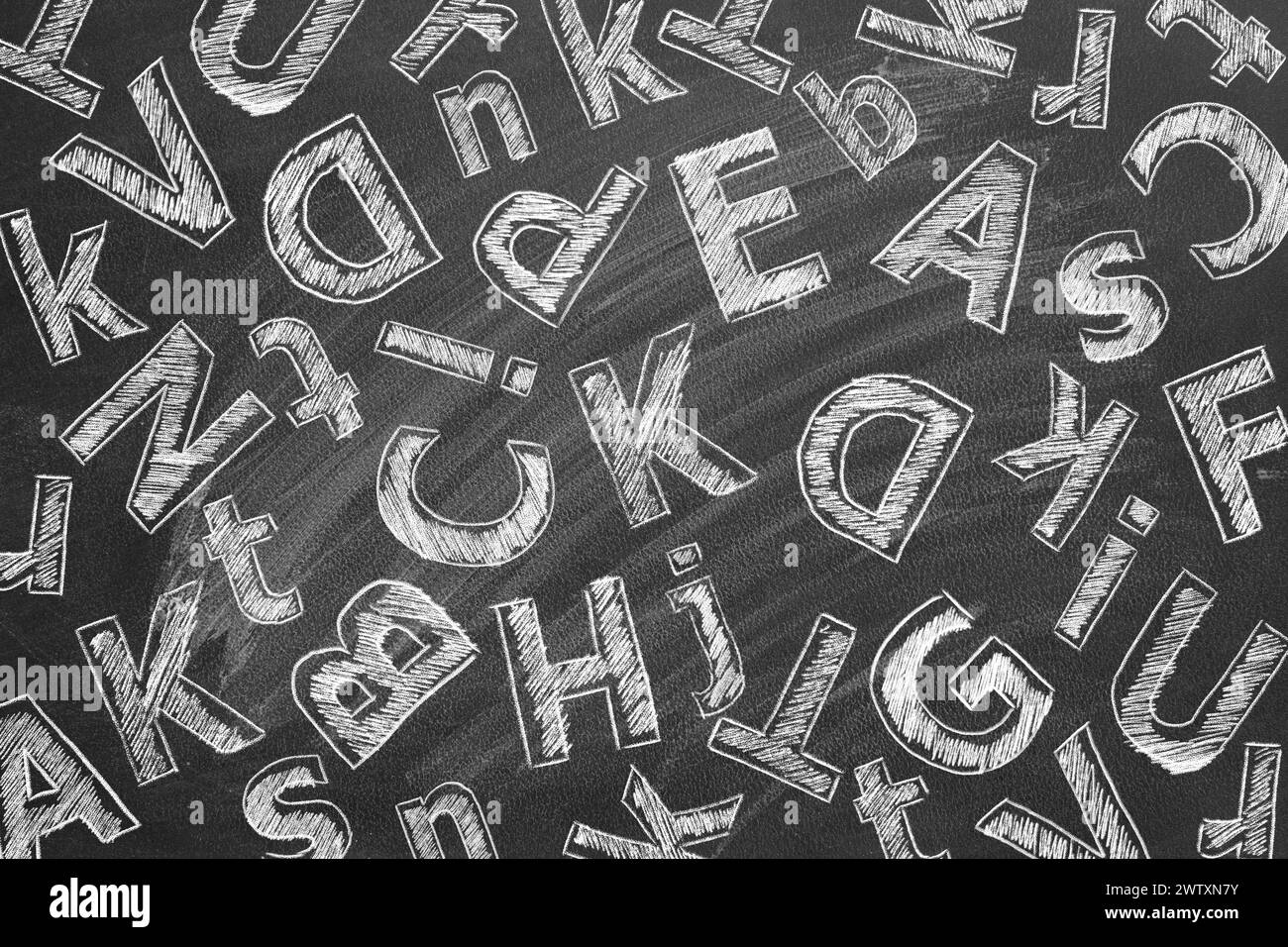 Lettere latine maiuscole e minuscole sono scritte in gesso su una lavagna scolastica. Foto Stock