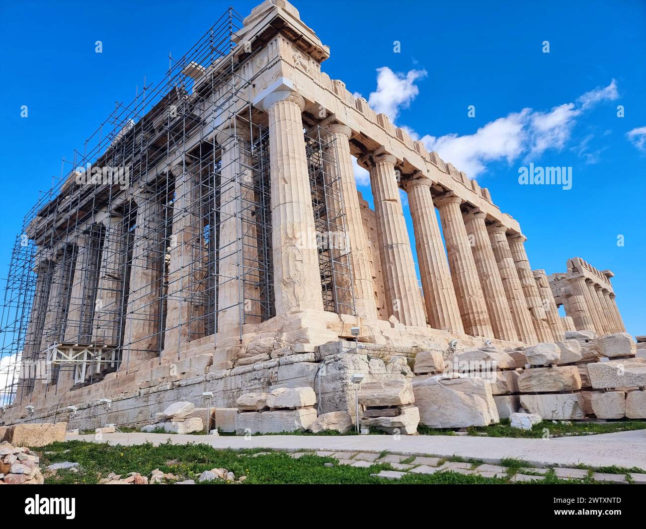 Il Partenone. Completato a metà del V secolo a.C., il Partenone è il fulcro dell'Acropoli ed è spesso considerato il capolavoro dell'ordine dorico dell'architettura. Il suo nome si riferisce ad Atena Parthenos, o "Atena la Vergine". Grecia. Foto Stock