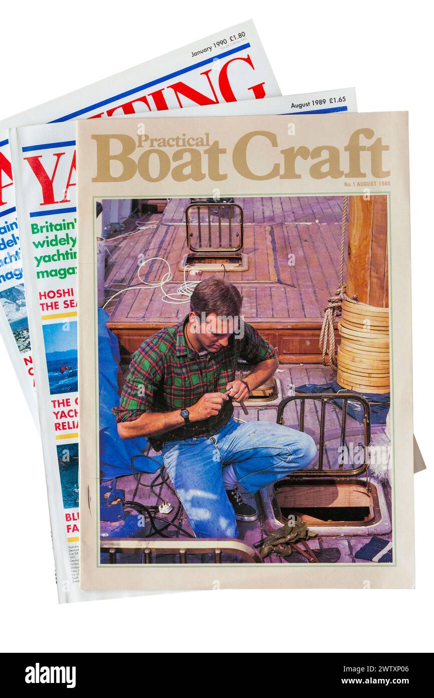 Pile di vecchie riviste mensili Yachting del 1989-1990 con numero di Practical Boat Craft n. 1 agosto 1988 su sfondo bianco Foto Stock