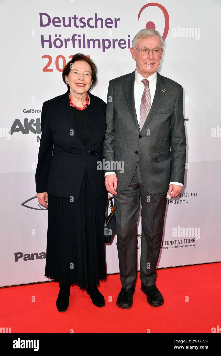 Horst Köhler mit Ehefrau Eva Luise Köhler bei der Verleihung des 22. Deutschen Hörfilmpreises 2024 in der Hauptstadtrepräsentanz der Deutschen Telekom. Berlino, 19.03.2024 *** Horst Köhler con la moglie Eva Luise Köhler alla presentazione del 22 German Hearing Film Award 2024 presso l'ufficio di rappresentanza della Deutsche Telekom di Berlino, 19 03 2024 foto:Xn.xKubelkax/xFuturexImagex hoerfilmpreis 4405 Foto Stock