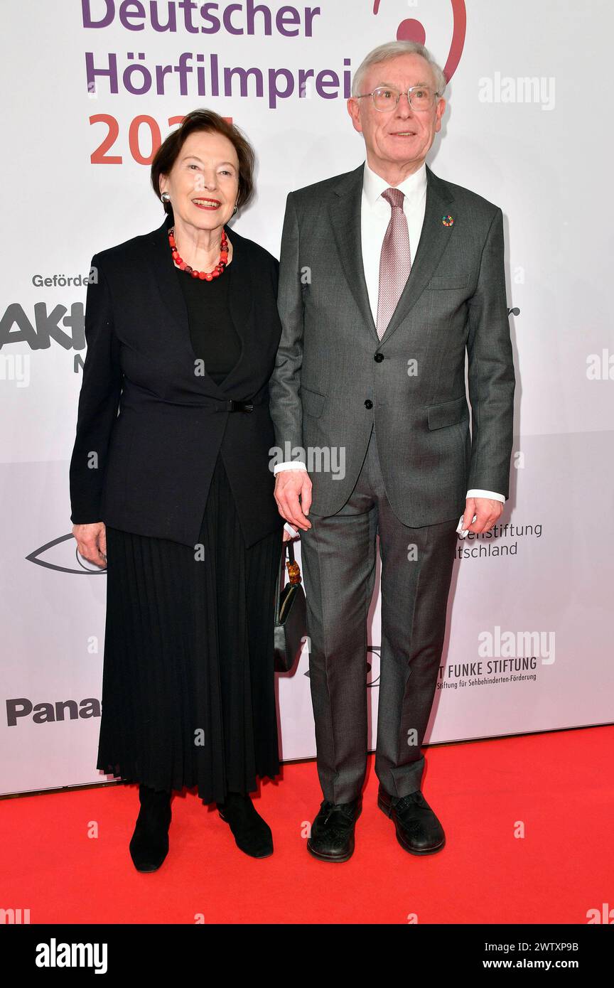 Horst Köhler mit Ehefrau Eva Luise Köhler bei der Verleihung des 22. Deutschen Hörfilmpreises 2024 in der Hauptstadtrepräsentanz der Deutschen Telekom. Berlino, 19.03.2024 *** Horst Köhler con la moglie Eva Luise Köhler alla presentazione del 22 German Hearing Film Award 2024 presso l'ufficio di rappresentanza della Deutsche Telekom di Berlino, 19 03 2024 foto:Xn.xKubelkax/xFuturexImagex hoerfilmpreis 4410 Foto Stock