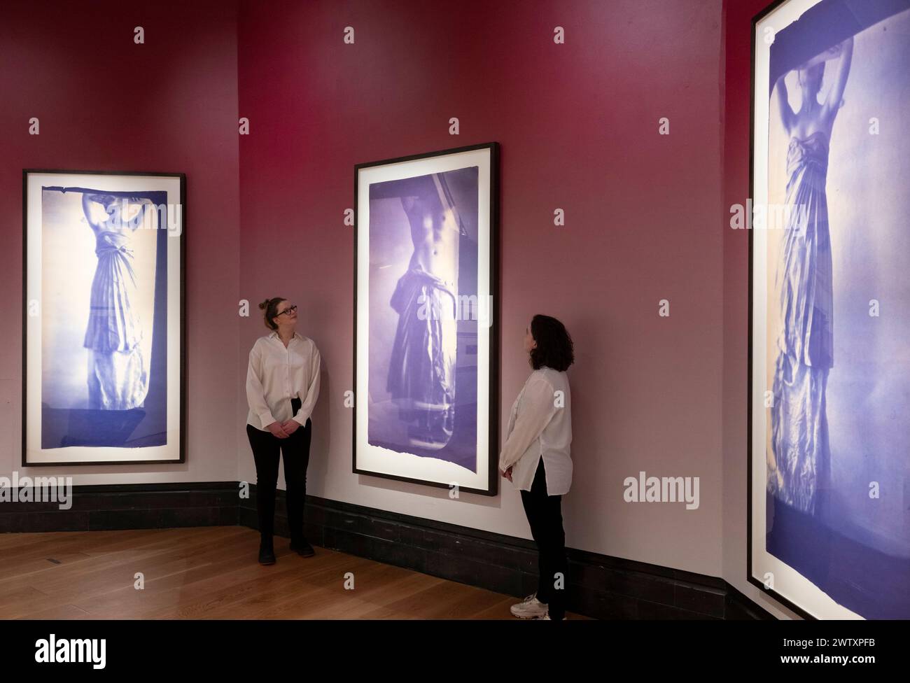 National Portrait Gallery, Londra, Regno Unito. 20 marzo 2024. Francesca Woodman e Julia Margaret Cameron: Portraits to Dream in. Le fotografe Francesca Woodman e Julia Margaret Cameron sono due delle donne più influenti nella storia della fotografia. Vivevano a un secolo di distanza - Cameron che lavorava nel Regno Unito e nello Sri Lanka dagli anni '1860 e Woodman in America e in Italia dagli anni '1970 Entrambe le donne hanno esplorato la ritrattistica oltre la sua capacità di registrare l'aspetto. Immagine: Francesca Woodman, senza titolo, dalla serie Caryatid, New York, tre stampe di diazotipo, 1980. Per gentile concessione della Woodman Family Foundation. C Foto Stock