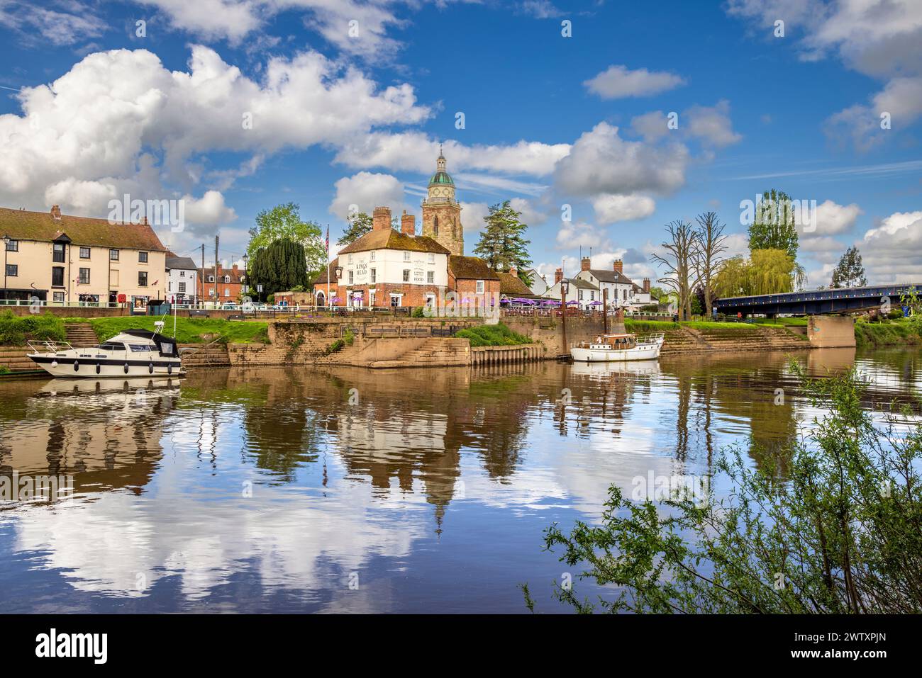 Upton upon Severn e Pepperpot sul fiume Severn, Worcestershire, Inghilterra Foto Stock