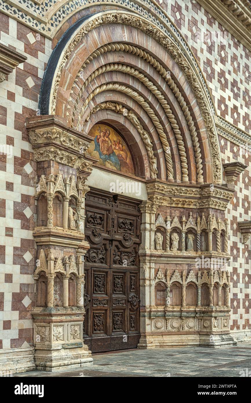 Il portale principale della Basilica di Santa Maria di Collemaggio, caratterizzato da una serie di archi concentrici e tabernacoli.l'Aquila, Abruzzo, Italia Foto Stock