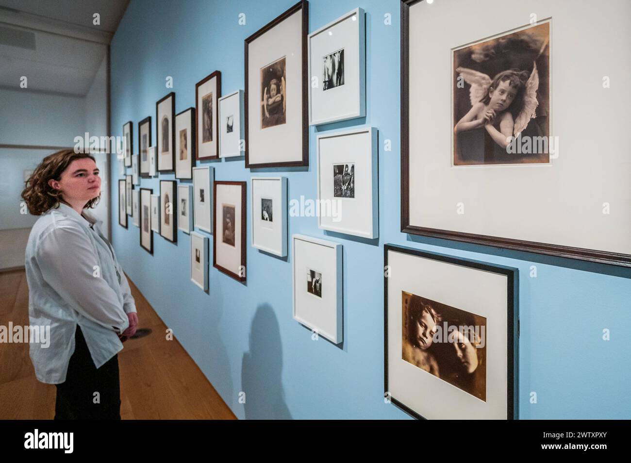 Londra, Regno Unito. 20 marzo 2024. Francesca Woodman e Julia Margaret Cameron: Portrait to Dream alla National Portrait Gallery. Come fotografi, hanno esplorato la ritrattistica oltre la sua capacità di registrare l'aspetto suggerendo nozioni di bellezza, simbolismo, trasformazione e narrazione. Con oltre 160 stampe vintage rare, copre la carriera di entrambi gli artisti. Crediti: Guy Bell/Alamy Live News Foto Stock