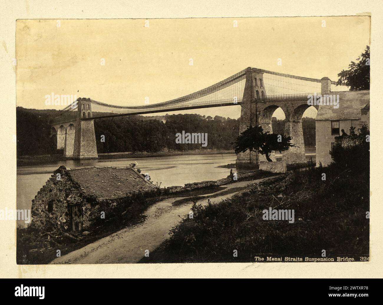 Fotografia d'epoca del Menai Suspension Bridge, un ponte sospeso che attraversa lo stretto di Menai tra l'isola di Anglesey e la terraferma del Galles. Progettato da Thomas Telford e completato nel 1826, è stato il primo grande ponte sospeso del mondo, risalente al 1880, nel XIX secolo vittoriano Foto Stock