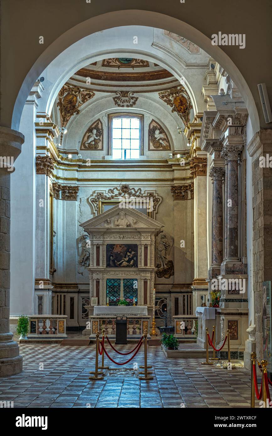 Il mausoleo di Celestino V, il monumento funebre di Papa Celestino V, situato nella basilica di Santa Maria di Collemaggio.l'Aquila, Abruzzo, Italia Foto Stock