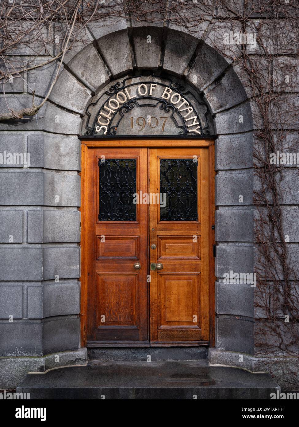 Porta alla School of Botany del Trinity College, città di Dublino, irlanda. Foto Stock