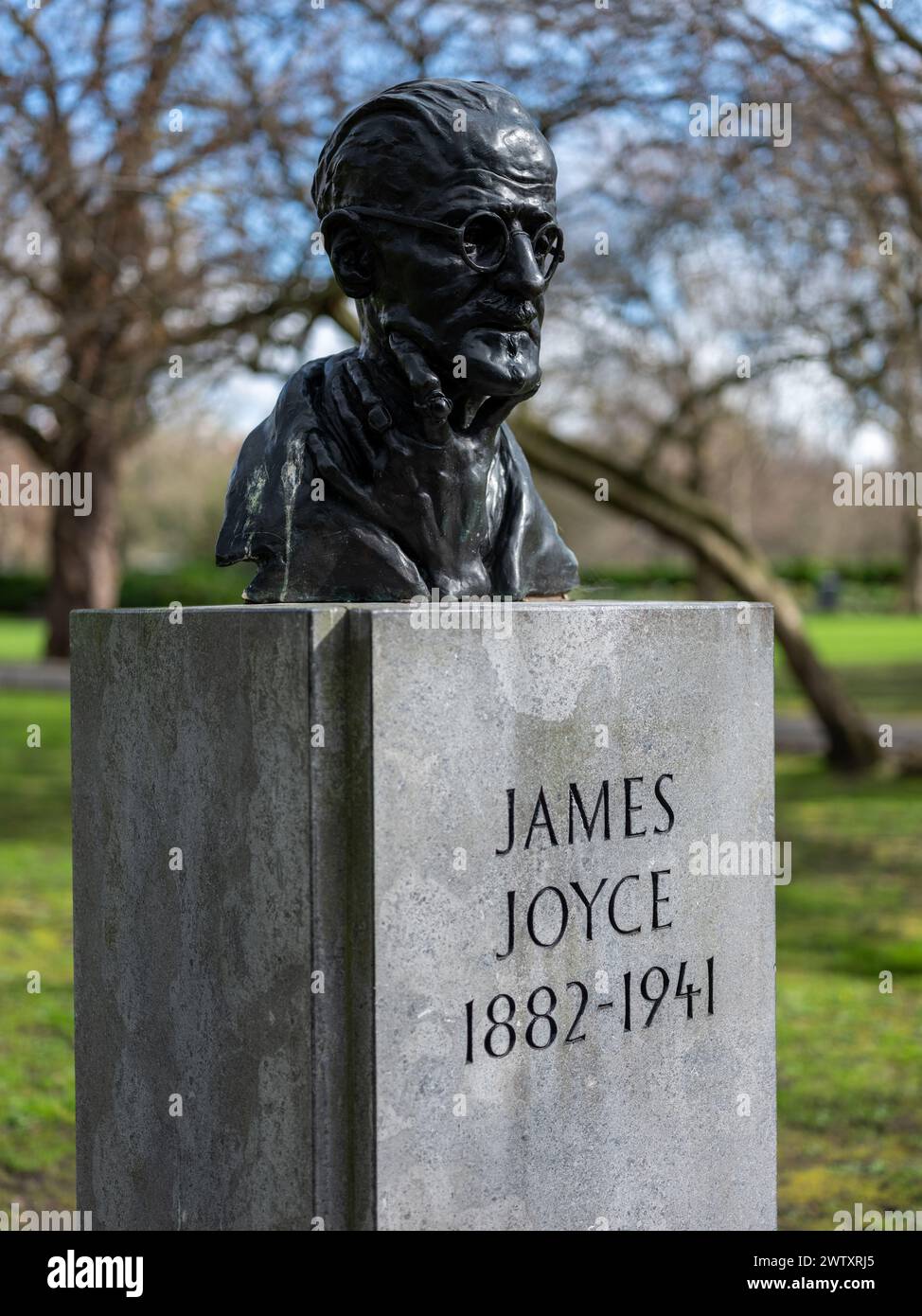 Busto di James Joyce a St Stephens Green nella città di Dublino, Irlanda. Foto Stock