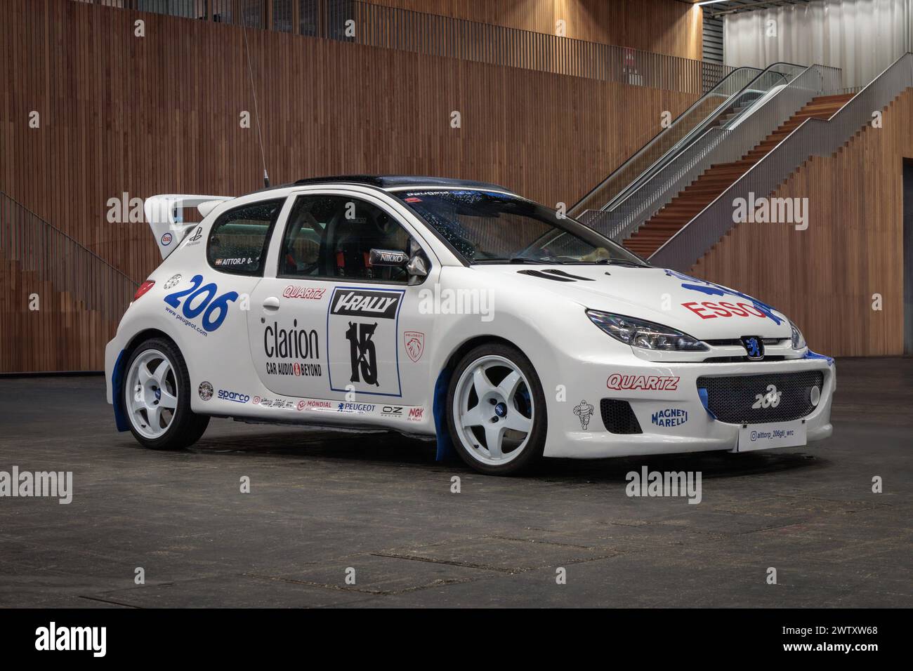 Bilbao, Spagna - 11 novembre 2023: Peugeot 206 GTi 180 3 porte berlina in parcheggio coperto Foto Stock