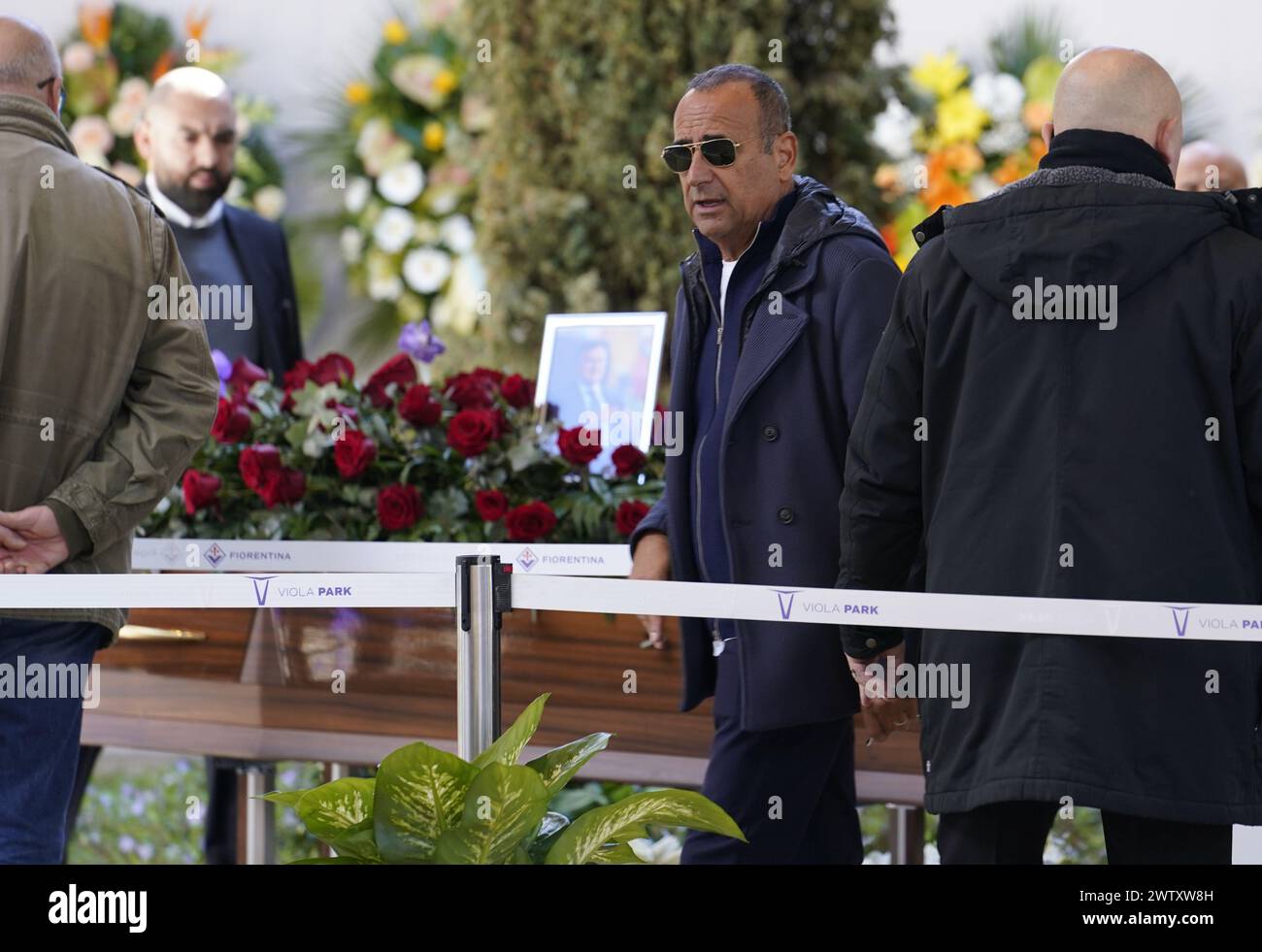 Firenze, Italia. 20 marzo 2024. Il presentatore Carlo conti omaggia la salma di Joe Barone alla camera ardente del DG della Fiorentina presso il Viola Park Rocco Commisso a Firenze, Italia - Cronaca, Sport. 20 marzo 2024 (foto Marco Bucco/LaPresse) il presentatore televisivo Carlo conti rende omaggio al corpo di Joe Barone durante la sala funeraria della DG Fiorentina al Parco Viola Rocco Commisso di Firenze - News, Sport. 20 marzo 2024 (foto di Marco Bucco/LaPresse) credito: LaPresse/Alamy Live News Foto Stock